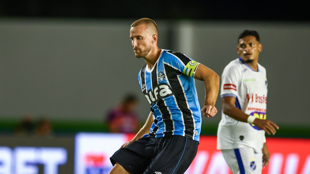 Grêmio insiste no erro: a torcida clama por zagueiro, mas direção ignora
