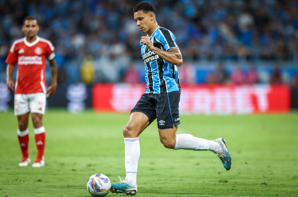 Quinteros cobra reforço, identifica problemas e projeta evolução do Grêmio