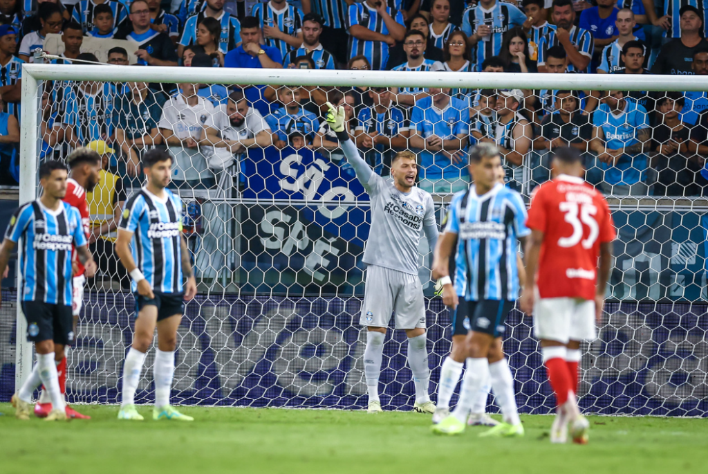 Quinteros admite dificuldades contra o Internacional, mas valoriza empenho do Grêmio