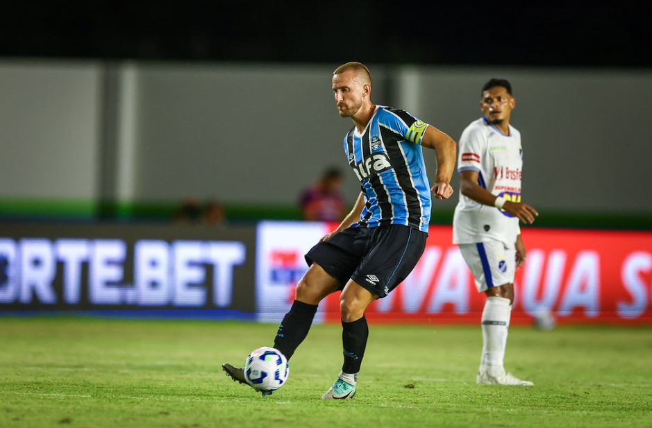 Quinteros cobra tempo, defende reforços e admite dificuldades no Grêmio
