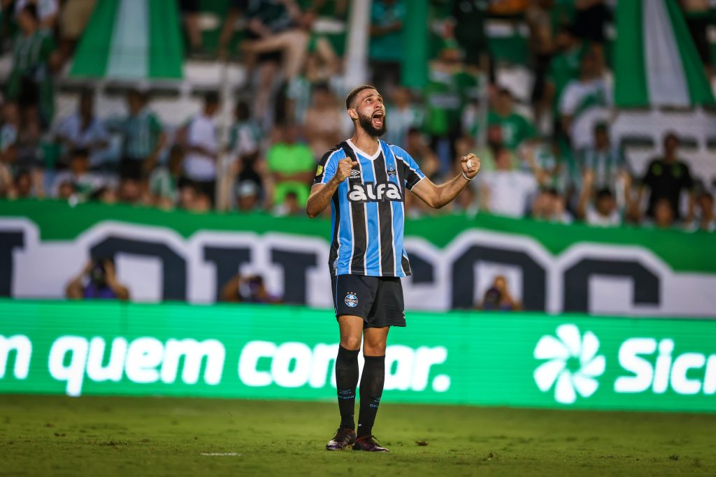 Grêmio encara Vitória sob tensão máxima e polêmica envolvendo ex-zagueiro querido pela torcida