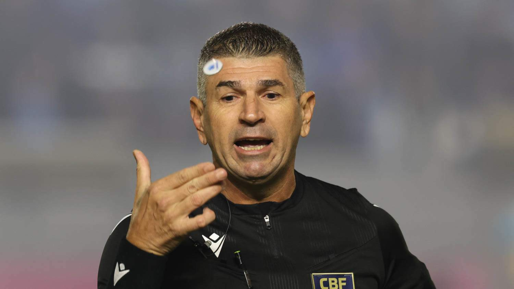 Árbitro do GreNal 446 quebra o silêncio: “O maior clássico do planeta” e os desafios da arbitragem