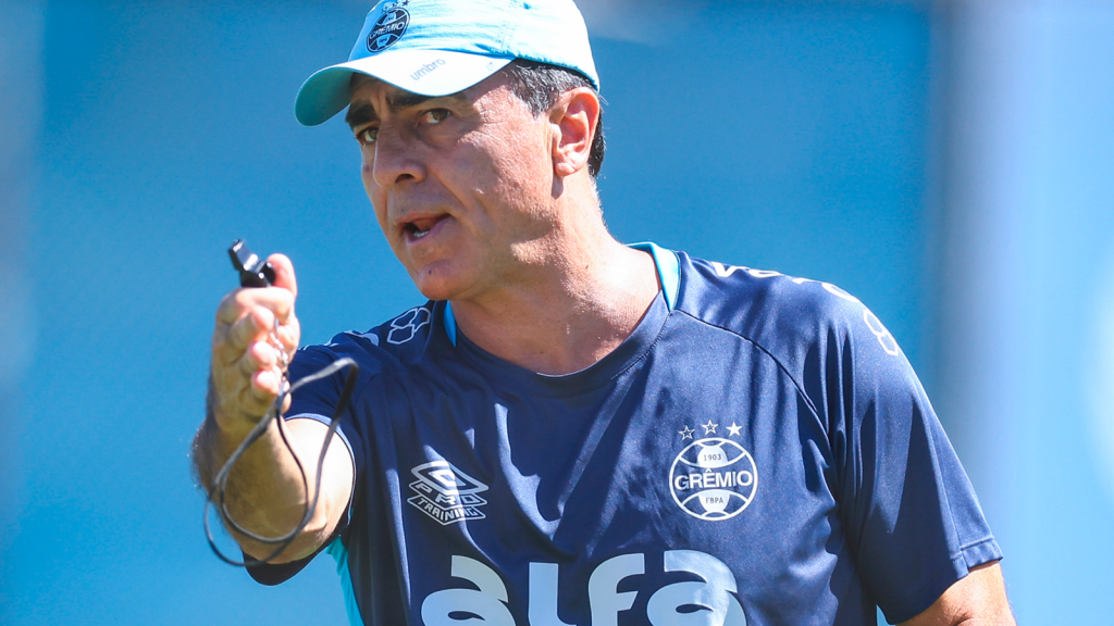 Chutou o balde! Gustavo Quinteros dispara contra a próprias equipe em sua entrevista "Não estou satisfeito"