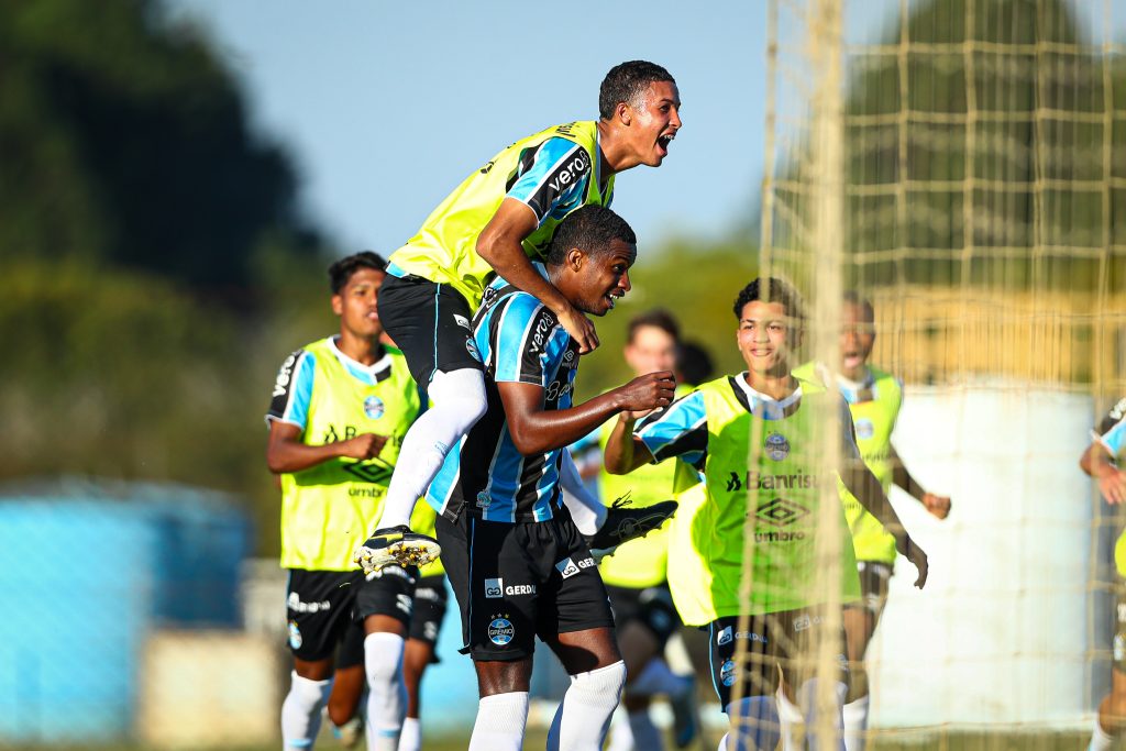 Grêmio vira sobre o Flamengo com golaço do meio-campo e respira no Brasileirão Sub-20