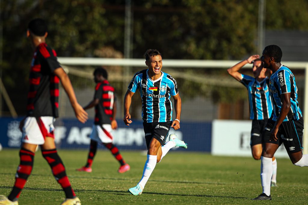 Grêmio vira sobre o Flamengo com golaço do meio-campo e respira no Brasileirão Sub-20
