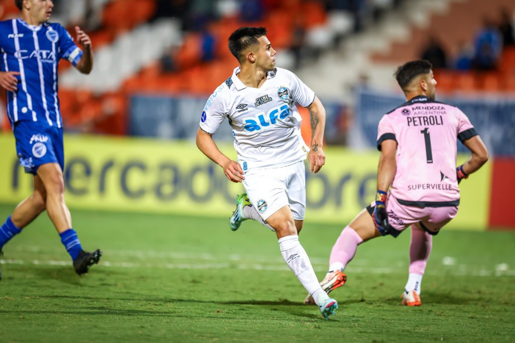 Jogador do Grêmio vira dúvida e Mano Menezes lida com novo problema antes de enfrentar o São Paulo
