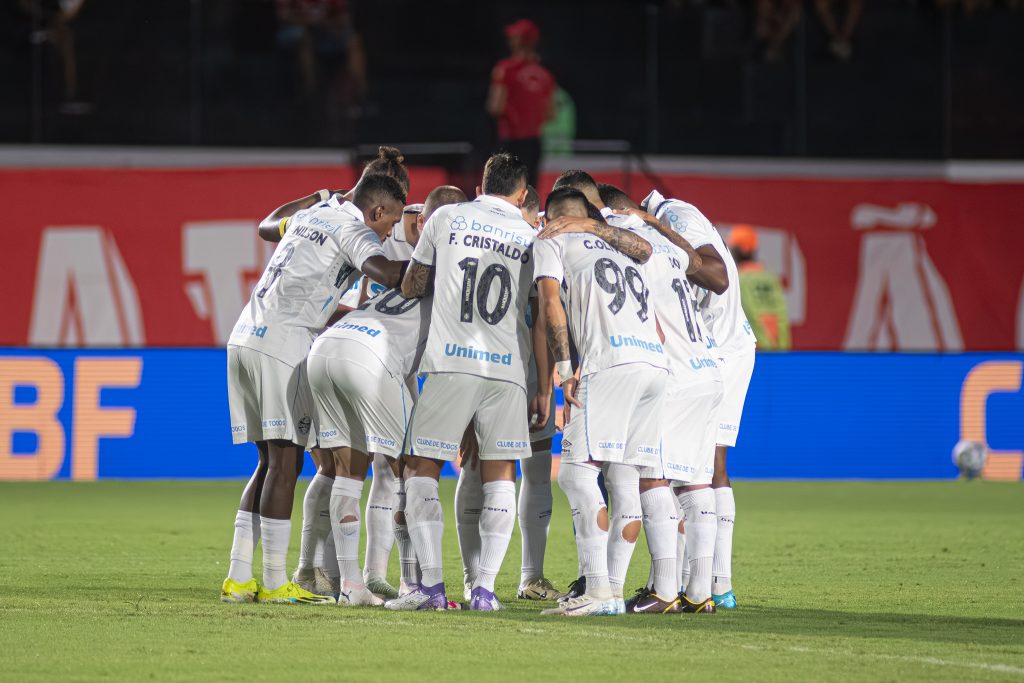 Mano Menezes quer "recuperar" meia argentino do Grêmio após empate frustrante