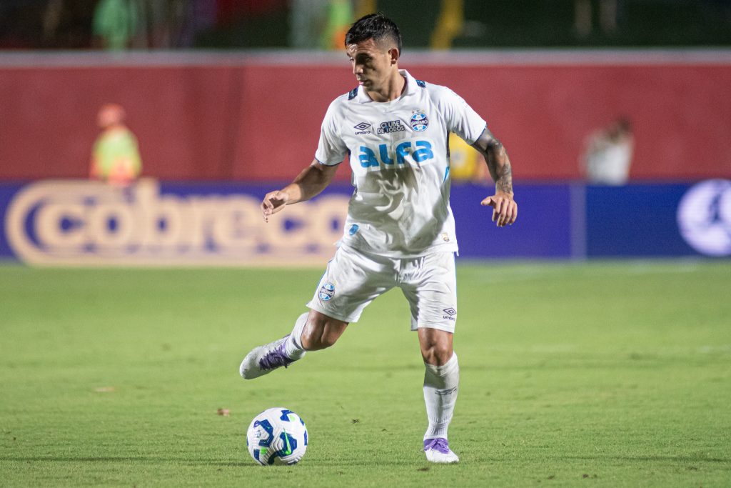 Mano Menezes quer "recuperar" meia argentino do Grêmio após empate frustrante