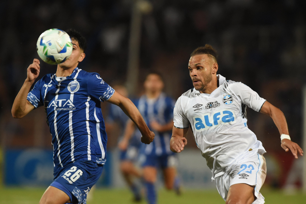 Grêmio empata na Argentina com dois golaços e sustos: atuação instável acende alerta na Sul-Americana