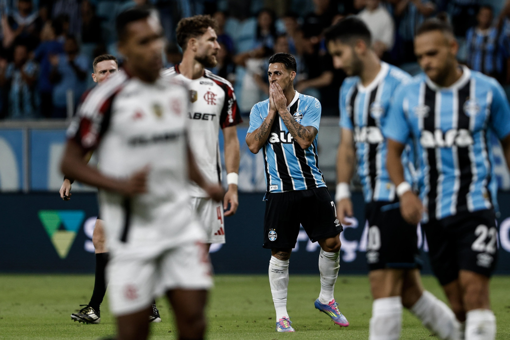 Grêmio perde e é dominado pelo Flamengo e ouve "olé" da própria torcida na Arena