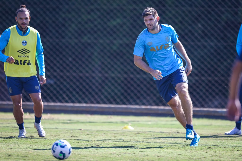 Mano Menezes mexe no time do Grêmio e prepara surpresas para pegar o Santos