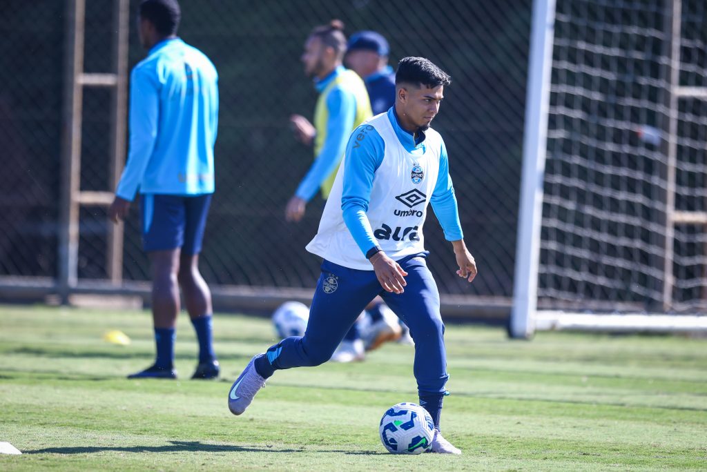 Mano Menezes mexe no time do Grêmio e prepara surpresas para pegar o Santos