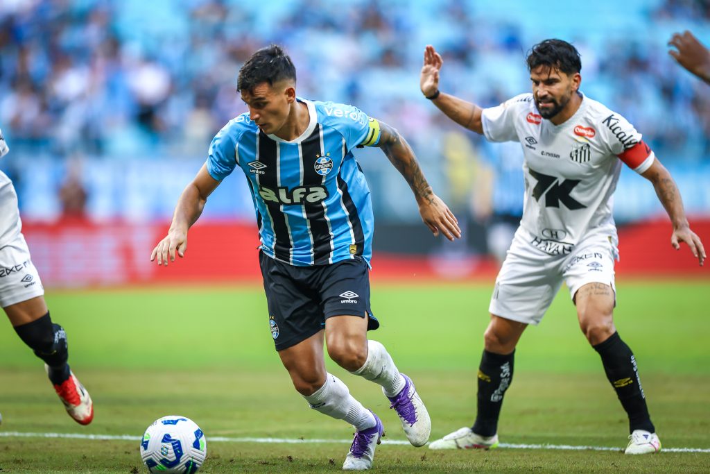 Torcida do Grêmio se revolta com sequência de erros da arbitragem no Brasileirão "Pênalti claro"