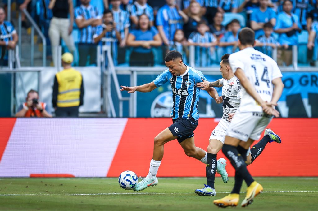 Felipão arregaça as mangas e impõe sua experiência no vestiário do Grêmio