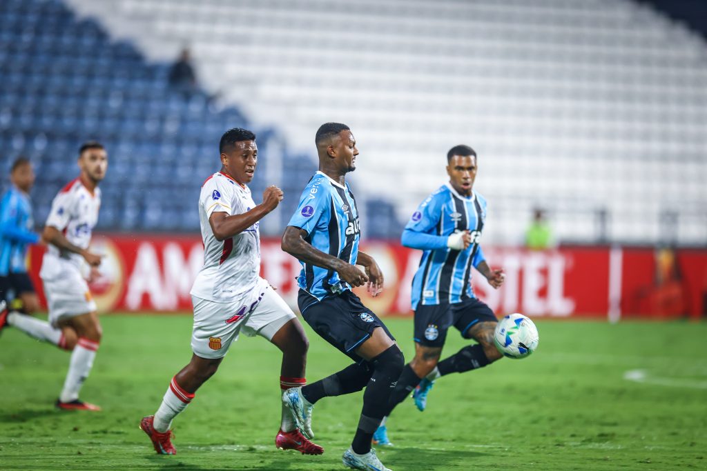 Mano Menezes define prazo para evolução do Grêmio e manda recado: “Não dá pra piorar”