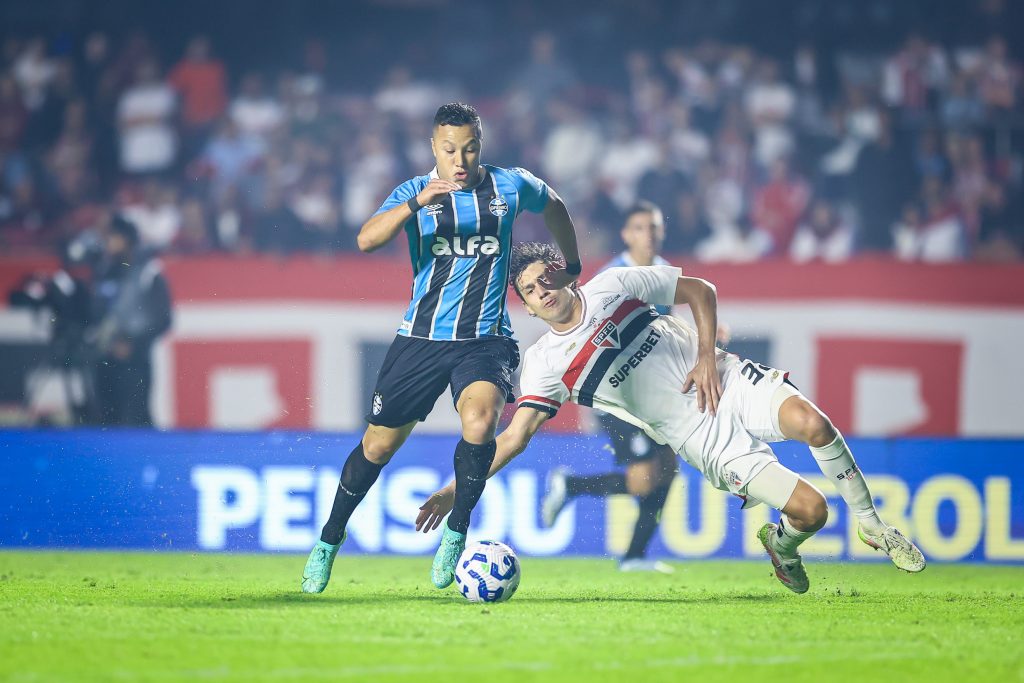Grêmio se irrita com arbitragem, cogita ação direta na CBF e cobra postura firme