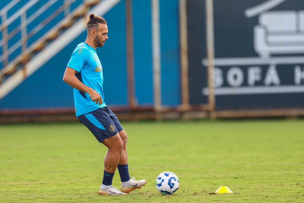 Grêmio surpreende e testa formação com quatro atacantes visando momento decisivo na Copa do Brasil