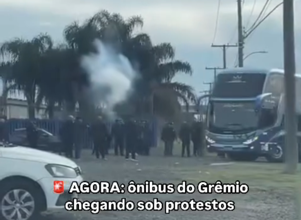 Protesto no CT: Torcida do Grêmio cobra jogadores e Braithwaite encara pressão de frente