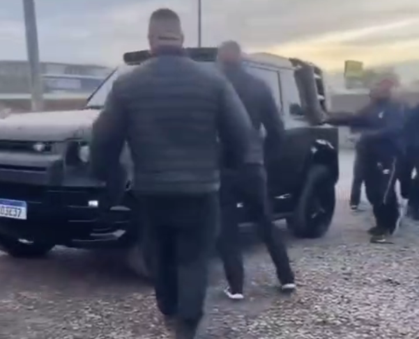 Protesto no CT: Torcida do Grêmio cobra jogadores e Braithwaite encara pressão de frente