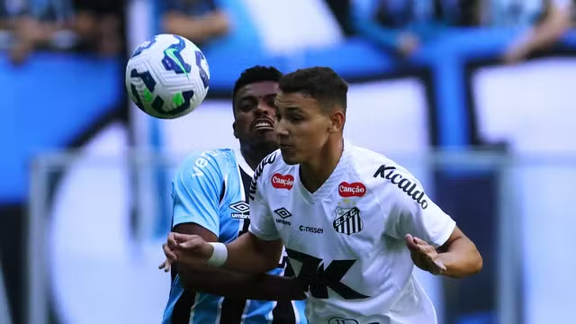 Cristian Olivera decide na Arena e Grêmio vence o Santos com gol no segundo tempo
