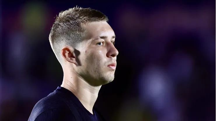 Volante do Corinthians, ex-Inter, é oferecido ao Grêmio e dá sinal verde para acerto