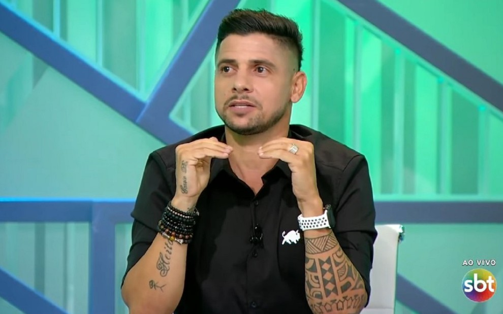 Cicinho detona e expõe insatisfação da torcida do Grêmio: 'Pagaram para sofrer’