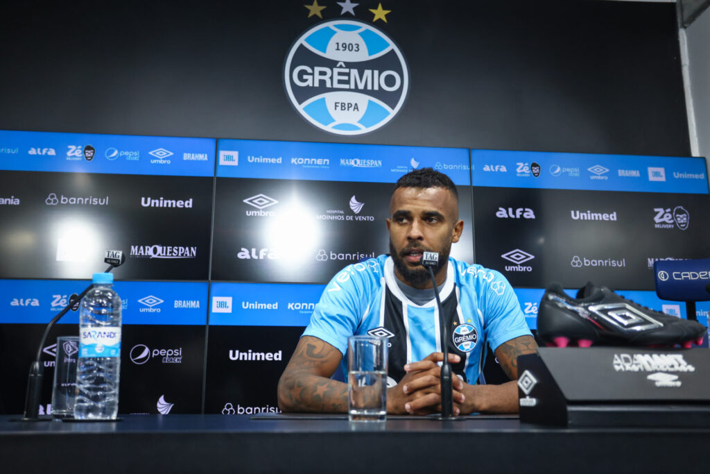 Grêmio apresenta Alex Santana: polivalente, mas chegada divide a torcida