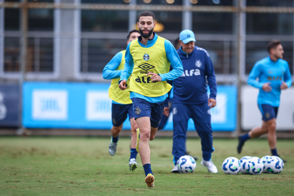 Capitão do Grêmio admite pressão interna e aponta evolução: "Faltou capricho para pontuar"