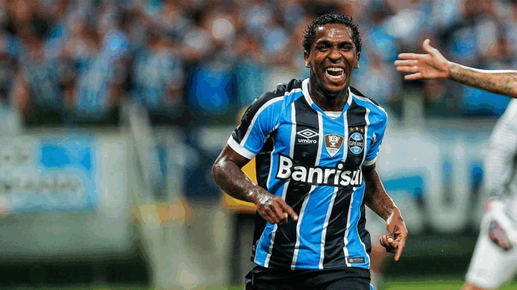 Campeão da copa do Brasil pelo Grêmio é preso portando arma ilegal