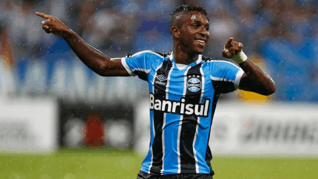 Campeão da copa do Brasil pelo Grêmio é preso portando arma ilegal