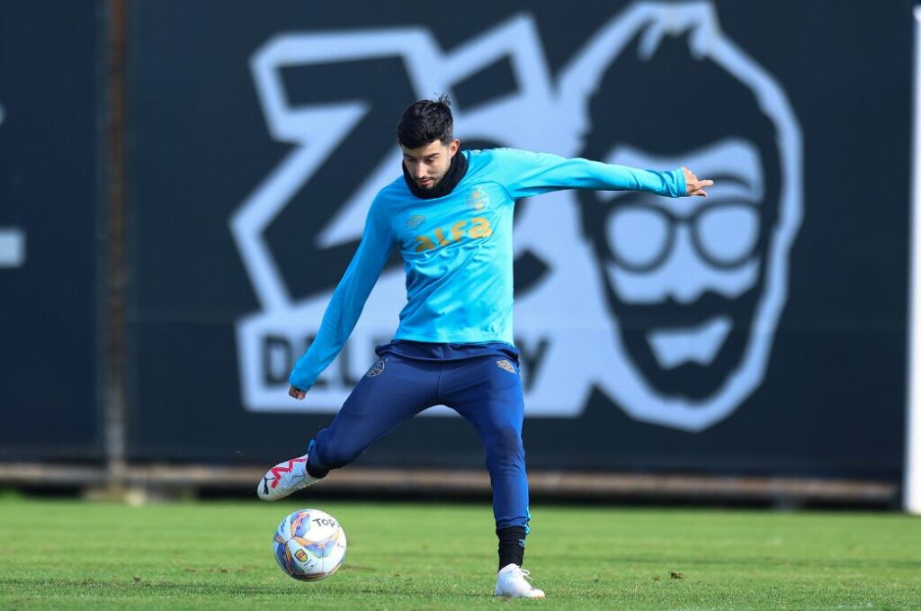 Mano testa novo Grêmio com mudanças no time titular e desfalques contra o São José