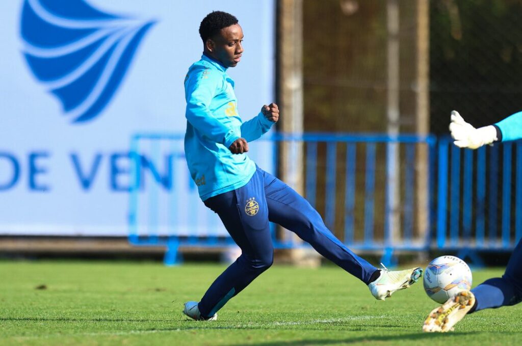 Mano testa novo Grêmio com mudanças no time titular e desfalques contra o São José