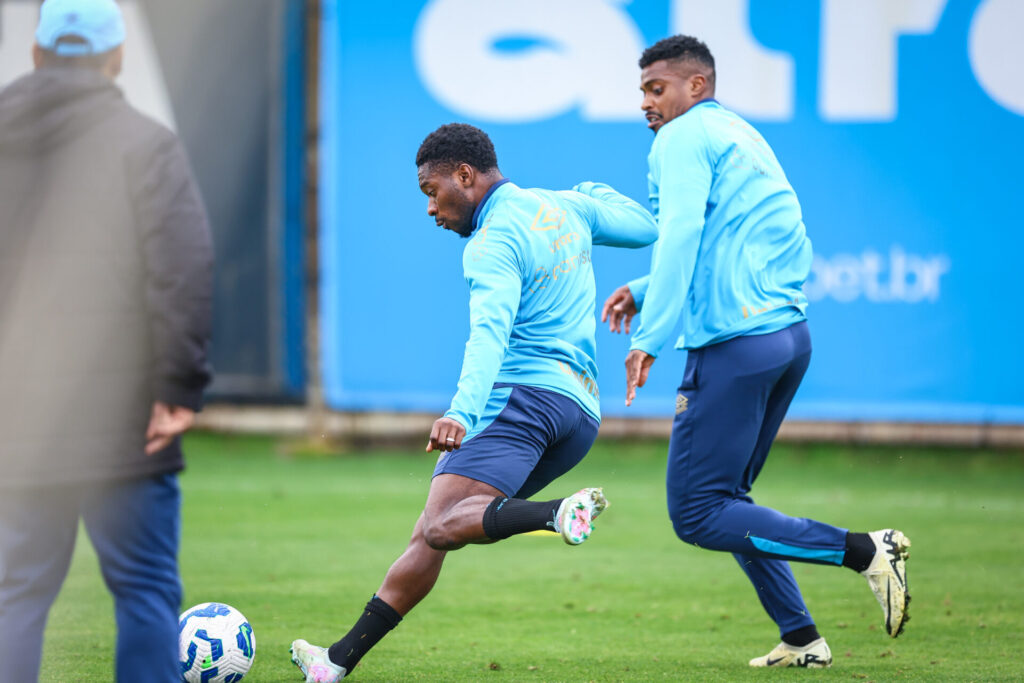 Grêmio: Mano cobra elenco e mudança de esquema não e descartada