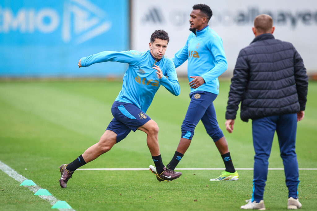 Grêmio: Mano cobra elenco e mudança de esquema não e descartada