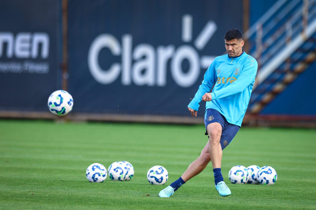 Novidades no ataque e dúvida na zaga do Grêmio: As escolhas de Mano para o confronto com o Atlético-MG