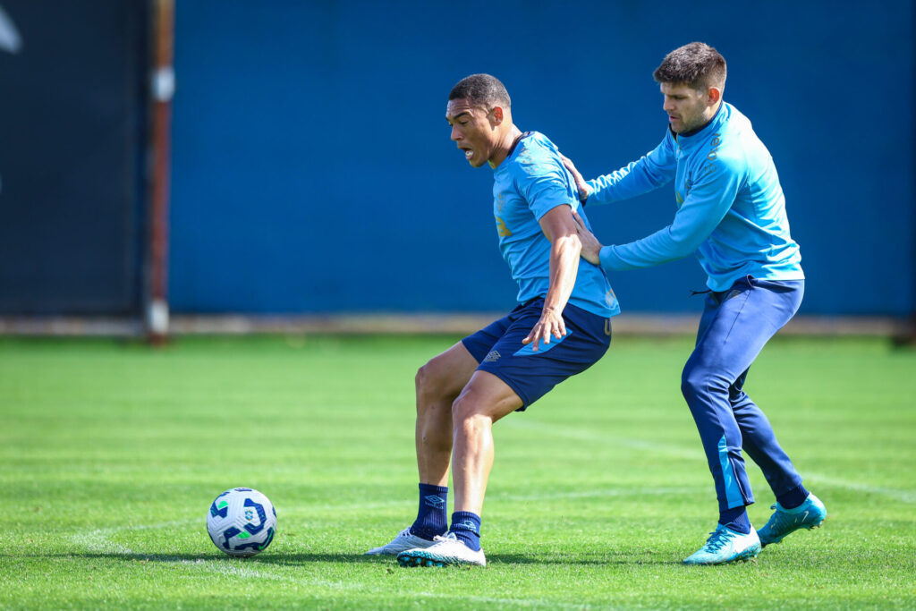 Novidades no ataque e dúvida na zaga do Grêmio: As escolhas de Mano para o confronto com o Atlético-MG
