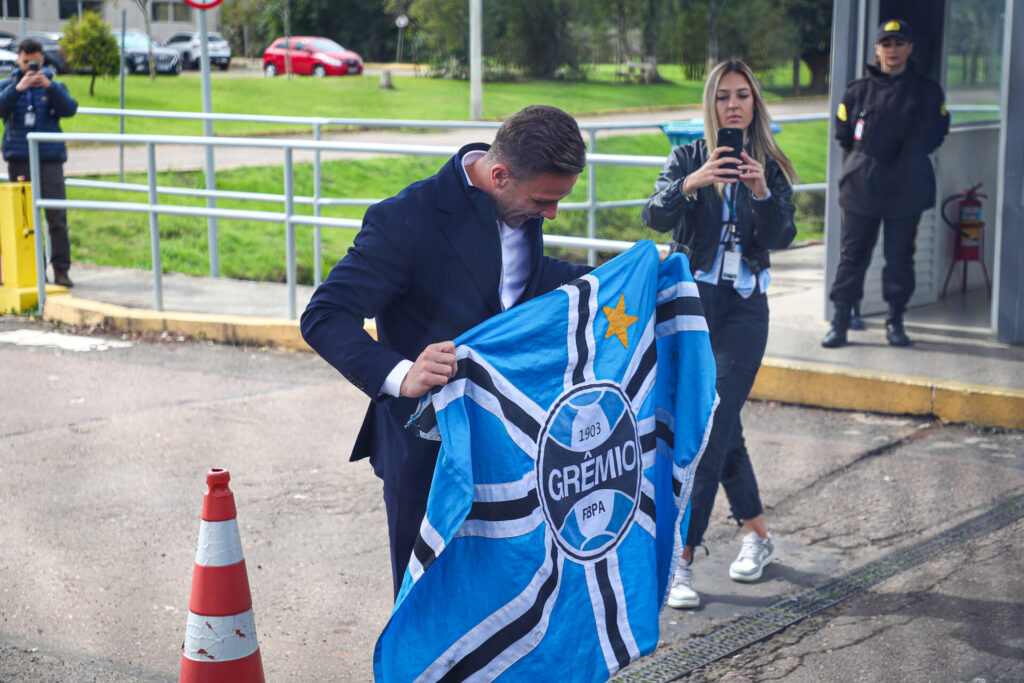 Rei Arthur 'está de volta' ao Grêmio após 7 anos e agita a torcida tricolor
