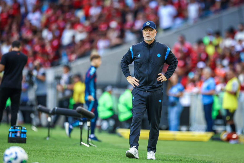 Mano Menezes abre o jogo sobre chegada de novos reforços ao Grêmio