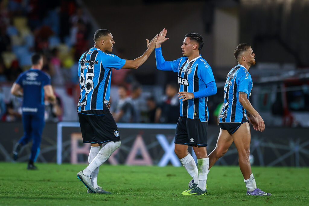 Estreante dá show e 'conquista a torcida do Grêmio' em duelo contra o Flamengo