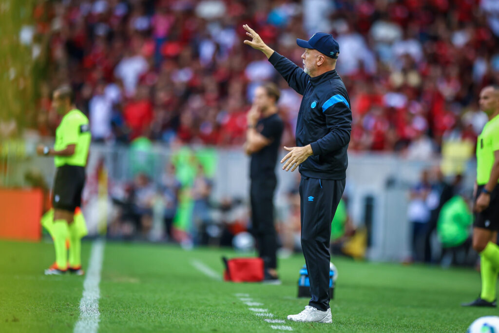 "Janela fecha na terça" — Mano Menezes abre o jogo sobre chegada de novos reforços ao Grêmio