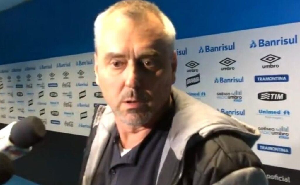 Ex-dirigente do Grêmio perde a paciência e dispara contra jogador do elenco: “É inútil!”