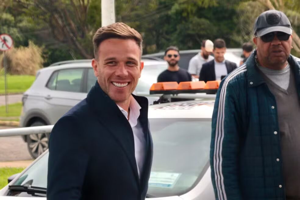 O Rei esta de volta! Arthur desembarca em Porto alegre para reforçar o Grêmio