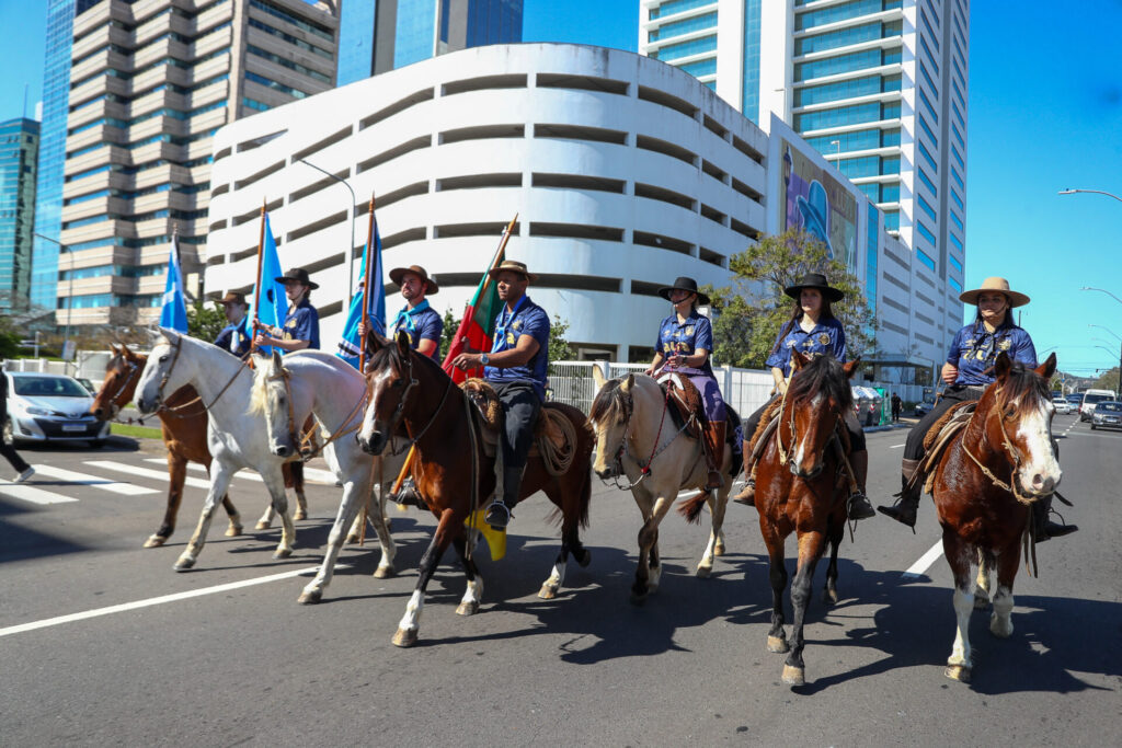 Grêmio lança nova camisa em cavalgada pelas ruas de Porto Alegre