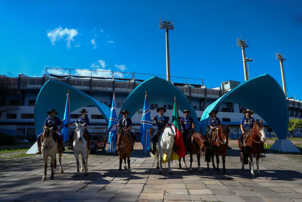 Grêmio lança nova camisa em cavalgada pelas ruas de Porto Alegre