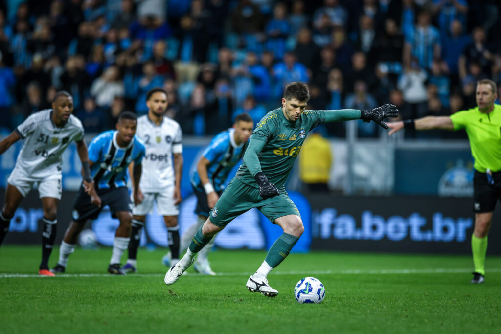 Arena tem lei do ex e herói improvável: Grêmio arranca empate com o Botafogo nos minutos finais