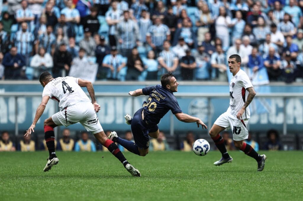Grêmio põe fim ao jejum na Arena e vence o Vitória por 3 a 1