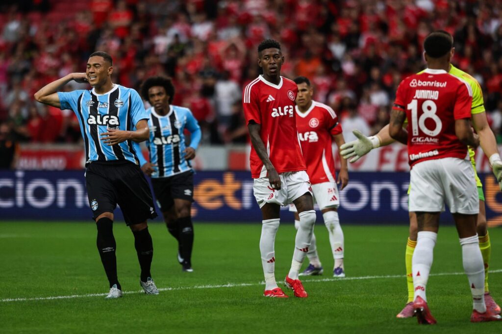 Grêmio vence o Inter no Beira-Rio por 3 a 2 e passa na tabela