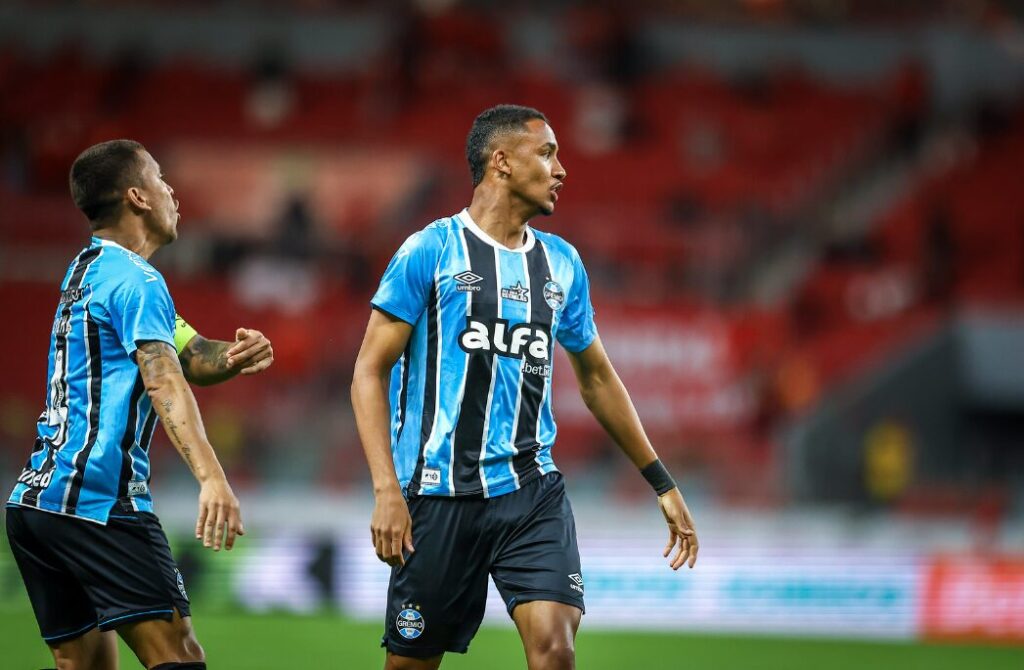 Marcos Rocha assume liderança do Grêmio no Gre-Nal 448 e gesto com Noriega emociona torcida