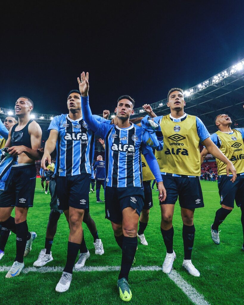 Após o Gre-Nal 448, Grêmio emociona a torcida ao prestar homenagem a jogador desolado