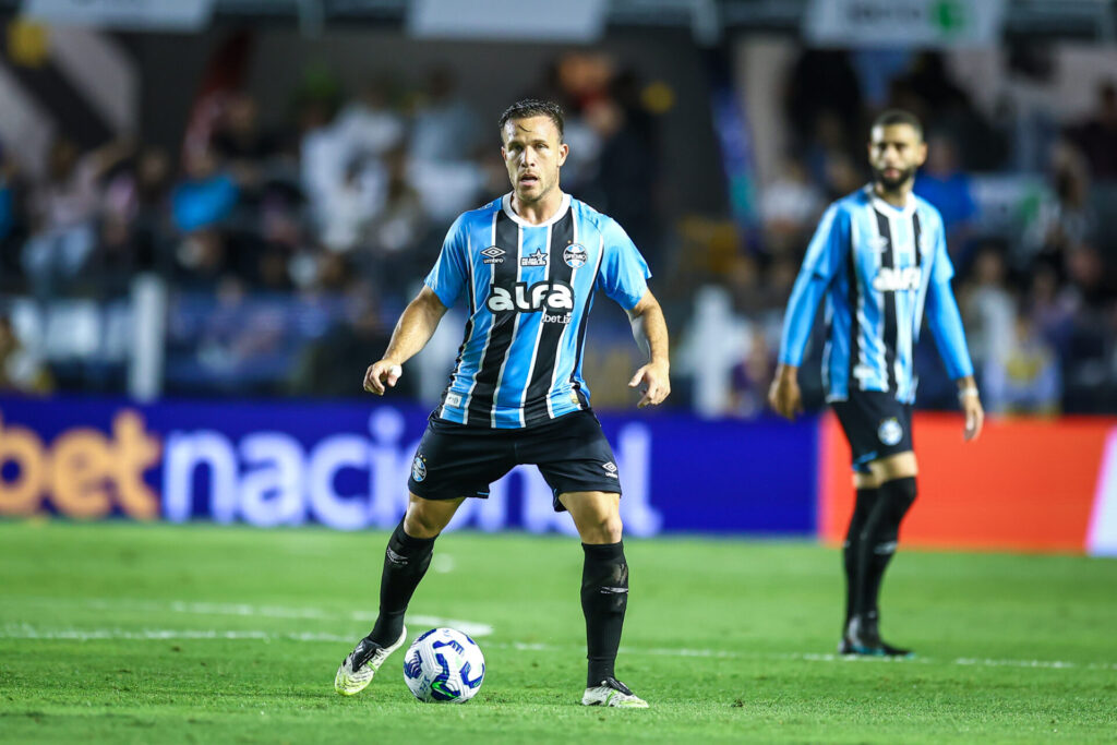 Mano Menezes afirma 'substituição de Arthur' foi motivada por ameaça de juiz em empate do Grêmio